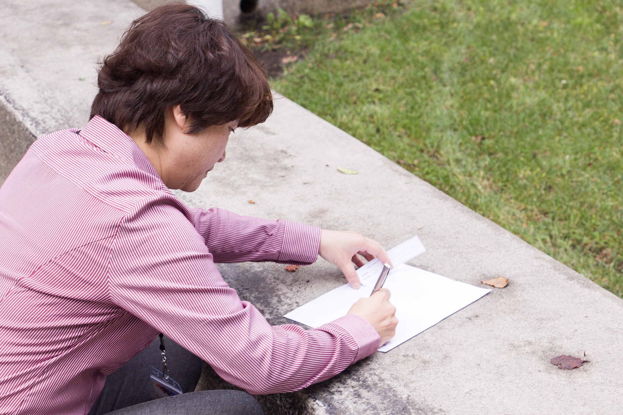 Tingyi Lin drawing a map.