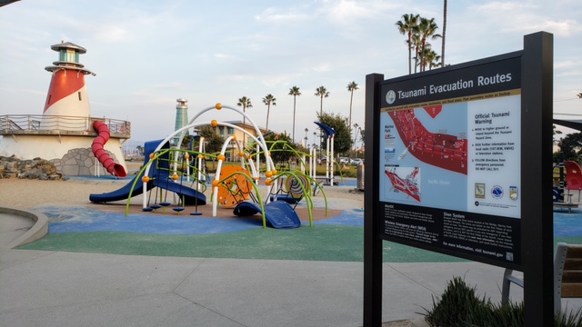 Kiosk of Newport Beach's TsunamiClear map located at Lighthouse Park.
